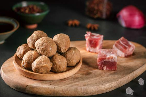 不管做啥丸子,这4点要牢记,丸子筋道可口,弹性十足,不输买的