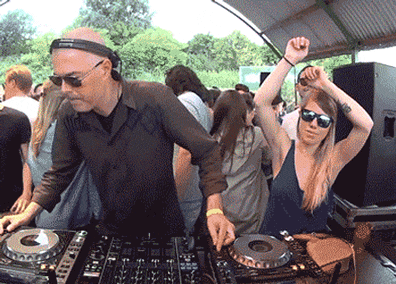 |搞笑GIF段子：头发就是这么梳没的，你确定还要梳下去？