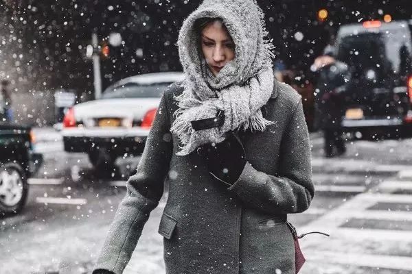 黑色 围巾别再绕脖子系啦,今年最流行的系法是这种!保暖又时髦!