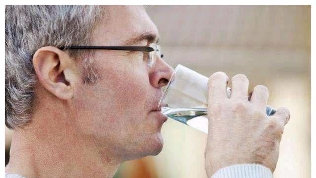 肝气郁结|日常4种食物“二次加热”后容易伤肝,吃不完就扔掉,别害怕浪费