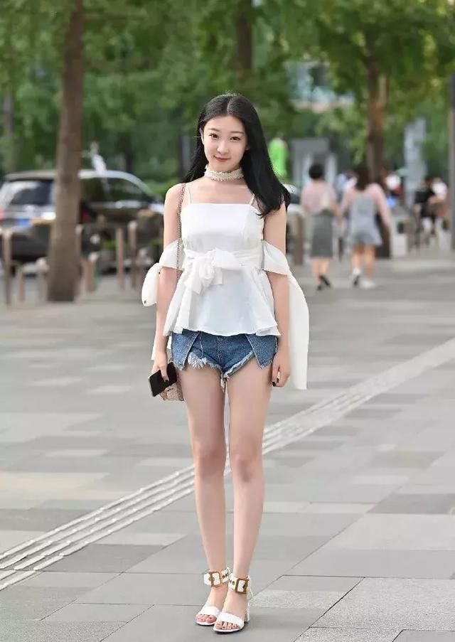 小姐姐|街拍小姐姐白色网纱状背心搭配黑色的短裤,很显青春活力的气息