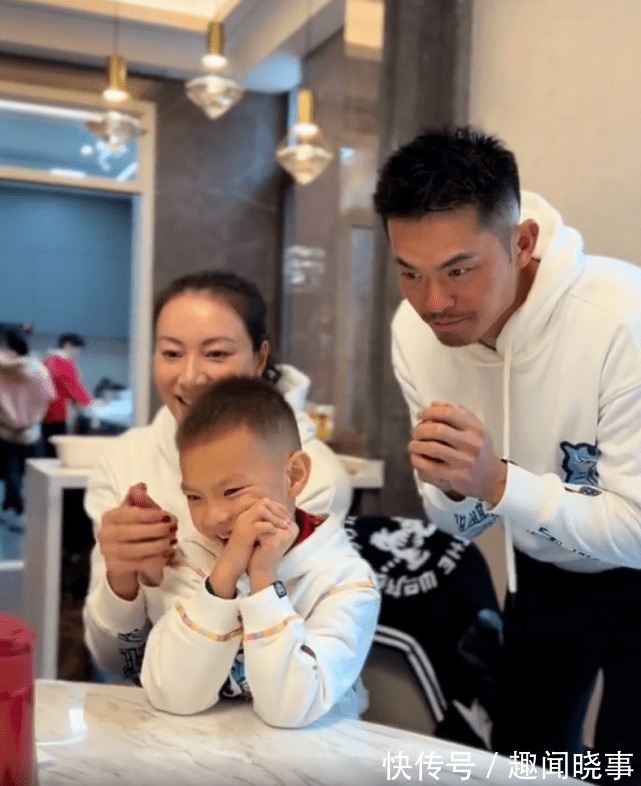 拜年|林丹携老婆儿子拜年,还亲自下厨给家人做饭,力破夫妻不和传闻