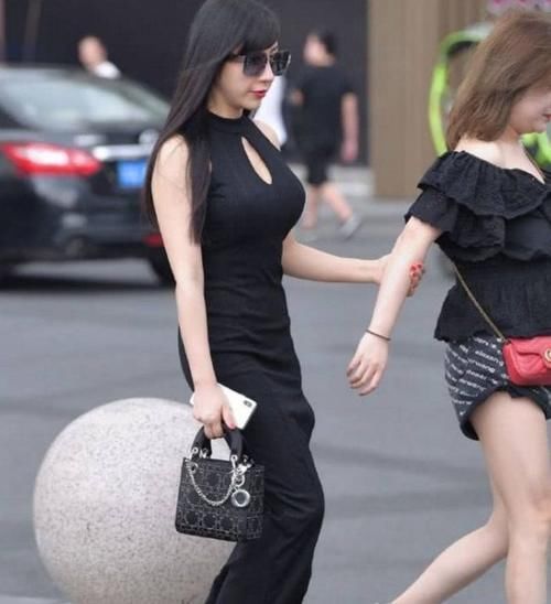 优雅 姿态优雅的连衣裙美女,长裙飘飘,妩媚动人!