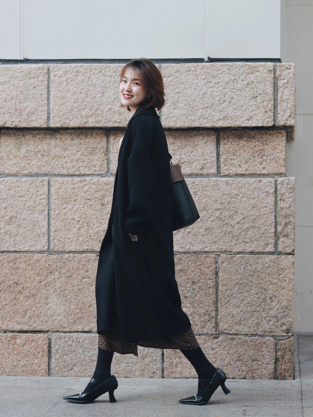 紫色大衣外套 秋冬怎样搭配出知性优雅的气质,碎花裙+紫色大衣外套,时髦又不失女人味!