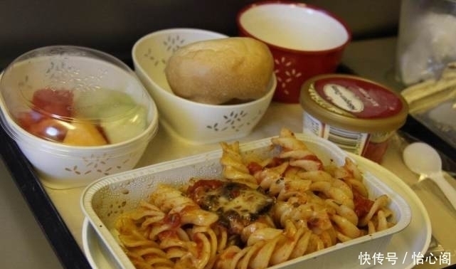 让人|中国飞机餐VS国外飞机餐,看完印度的我,直接把手里餐“扔了”