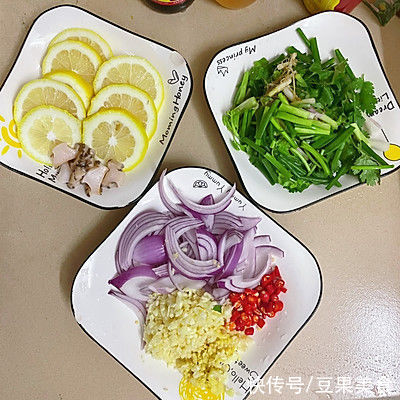 因为这道酸酸辣辣的凉拌花甲,从此爱上了做饭