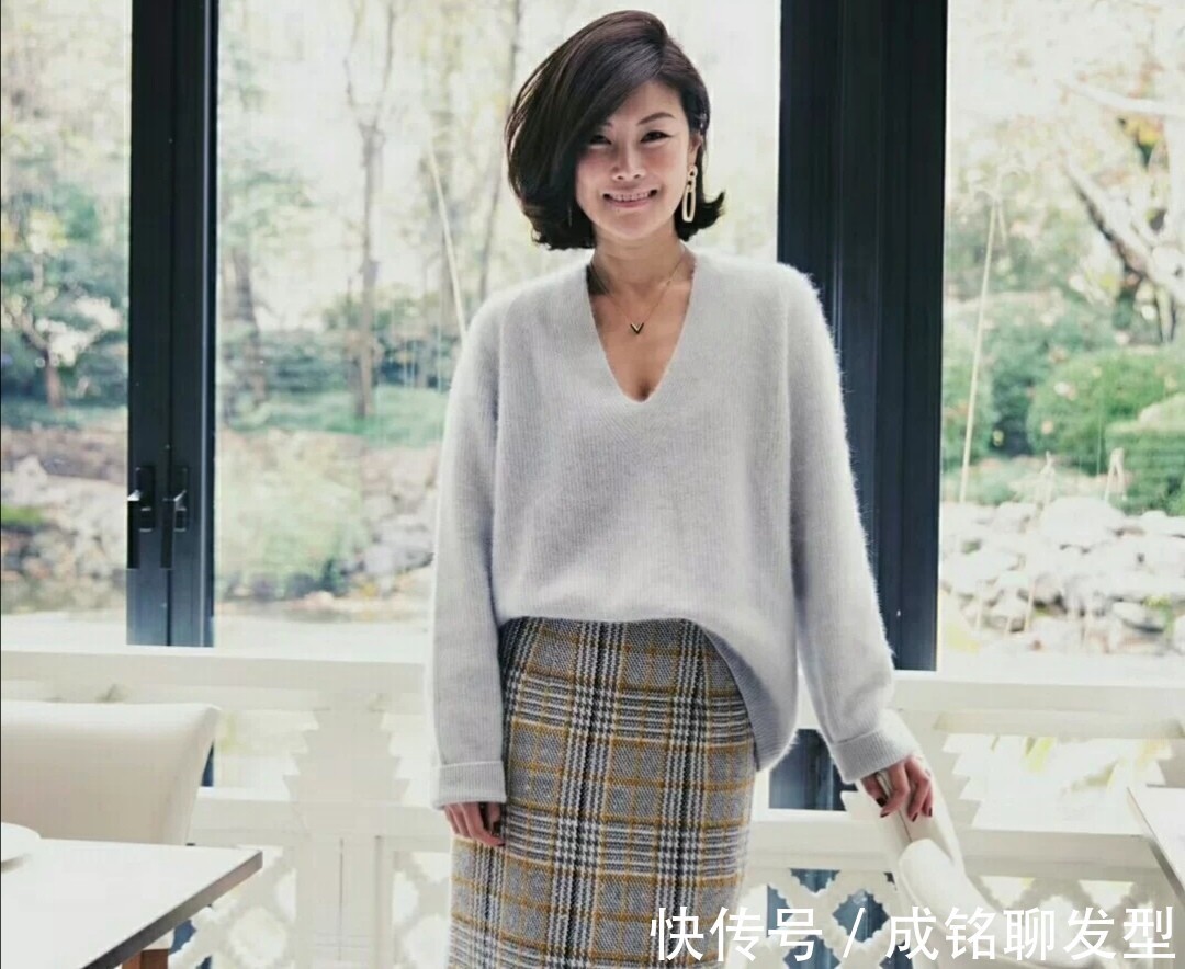 包臀裙 50岁的妈妈别总穿宽松款,修身包臀裙百搭又显身材,优雅还有韵味