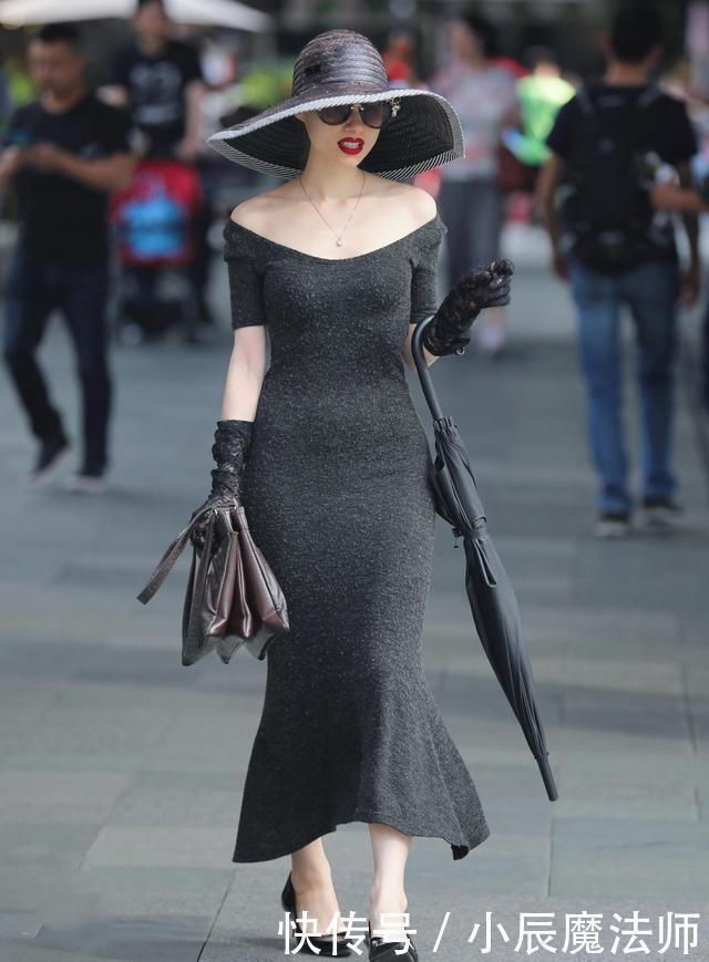 女巫 街头美女的另类穿搭,黑色连衣裙展现“女巫范”,这是黑色幽默?