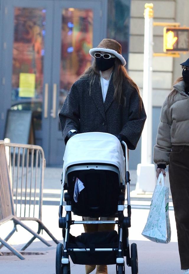 吉吉哈迪德穿时尚大衣戴小圆帽推儿童车带娃, 很有高贵潇洒范