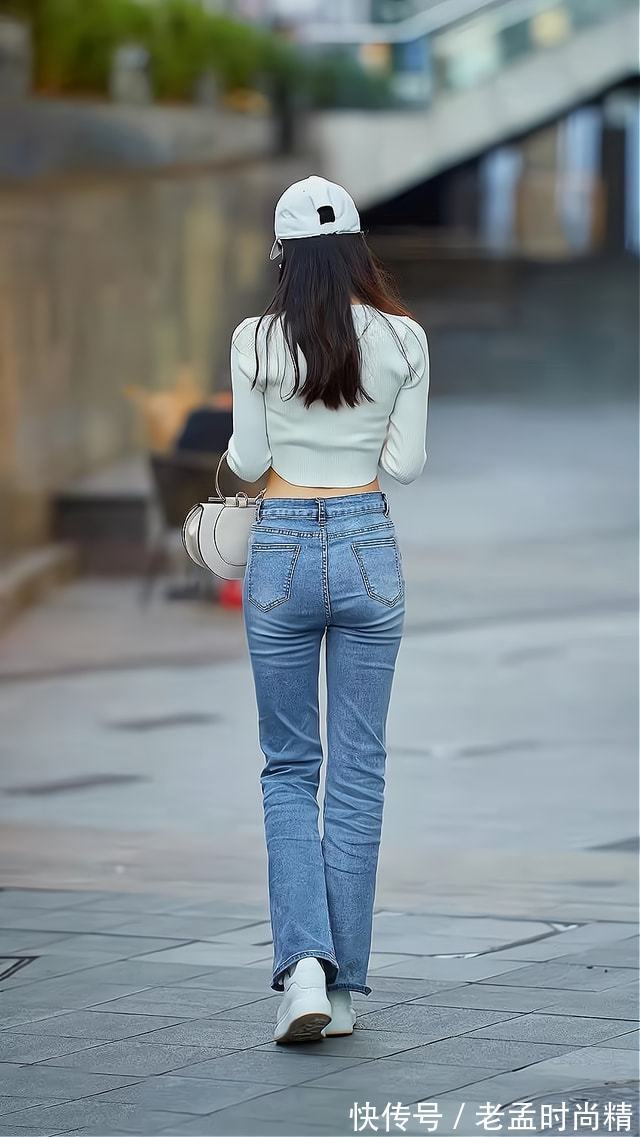 牛仔喇叭裤 牛仔喇叭裤没有过时,利用短装搭配这种穿法,时髦不说还显身材