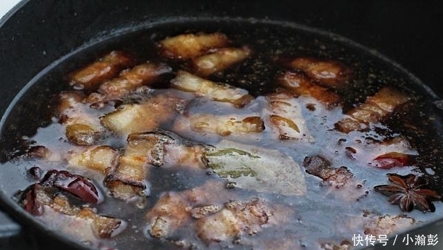 糖色|觉得红烧肉太油腻?有种不炒糖色不放油的做法,老人小孩都爱吃