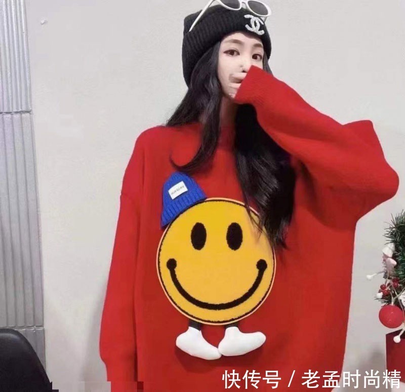 休闲 冬季日常穿搭,笑脸毛衣遇上流行色“克莱恩蓝”,更加可爱动人