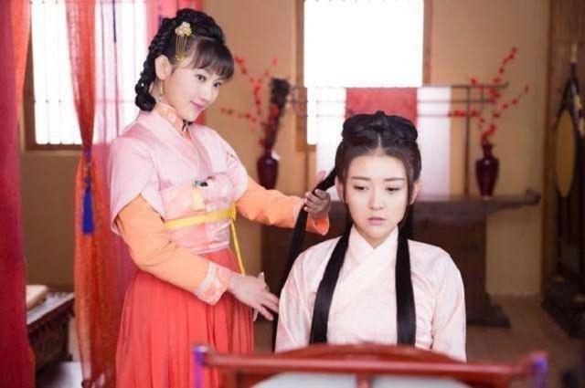 上联|才女出上联“野花不种年年有”,秀才对出下联,才女羞涩不已