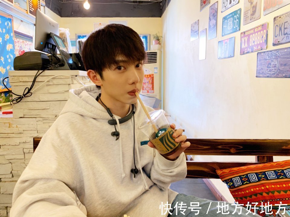 雙腿|時代峰峻李俊濠聲音哽咽回答問題，雙腿全程顫抖，比張藝凡還緊張