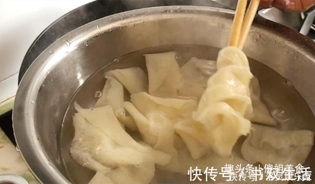饺子皮只用来包饺子太可惜了！教你简单新吃法，比吃饺子还香