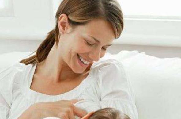 公共场合|宝妈地铁上掀衣哺乳,被大妈讽刺“不要脸”,宝妈反怼引乘客称赞