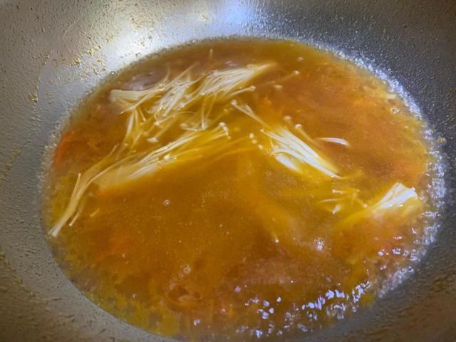 酸汤肥牛金针菇做法超简单,酸辣开胃又下饭,好吃到汤汁都不剩!