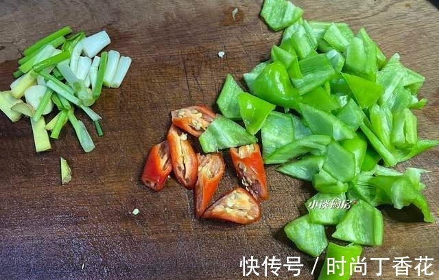 水淀粉|做尖椒肥肠，先炒肥肠还是尖椒？大厨分享做法，肥肠软烂又有嚼劲