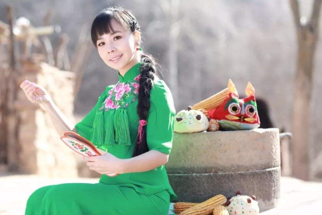 王二妮|国家一级演员:因买不起房,回到农村种田,如今放牛带娃成日常