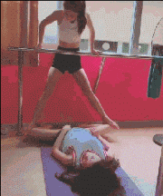 |搞笑GIF:第一次结婚没经验,岳父在上,小婿先干为敬