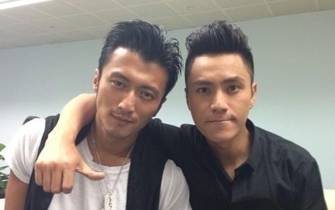 谢霆锋戴墨镜参加节目,陈坤一个耳机砸过去:装什么大牌,摘了!