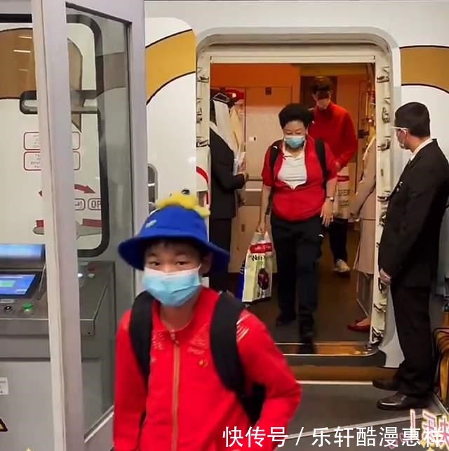 中国游泳队|全红婵平安回国!拎着大包小包给家人买礼物,仅拿铜牌也有大收获