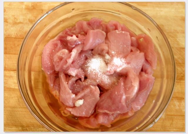 水煮肉片,肉片发柴嚼不动?教你腌肉片诀窍,口感滑嫩入口即化