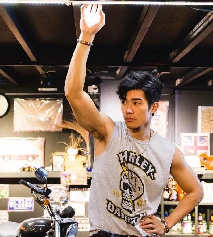 台湾|29岁台湾模特, 身高85公斤, 腹肌嘎嘣脆, 这身材谁能顶得住