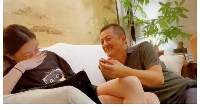 豪宅|李亚鹏又晒下厨视频,被冻结7千万后,49岁在豪宅院子种菜