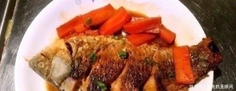 采食|鱼刺卡在喉咙里,喝醋也不行,教你1招,鱼刺自己跑出来,快收藏