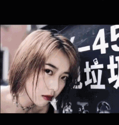 |搞笑GIF:本来想展示一下自己的身材 没想到一下子卡进去了