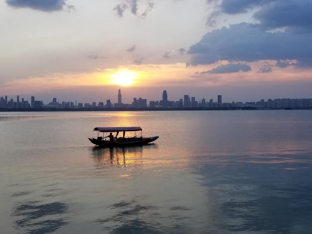 武汉有座国内最大的城中湖，比西湖大六倍，风景绝美不输西湖