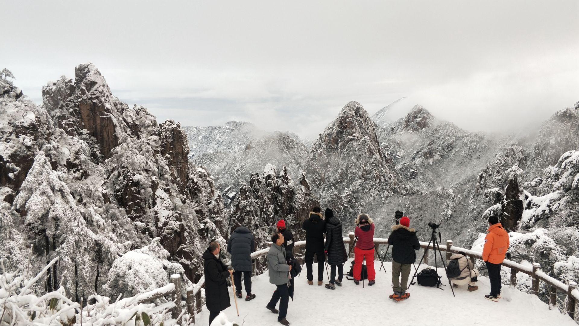 赏雪|黄山雪深18厘米 大年初三近8000人上山看雪景