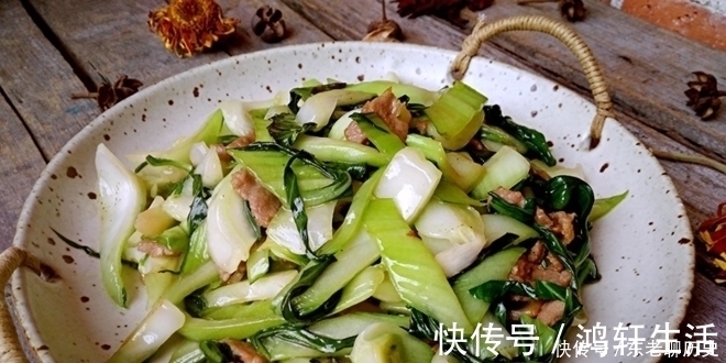 炒青菜时，加冷热水都是错误的，试着加点它翠绿不发黑