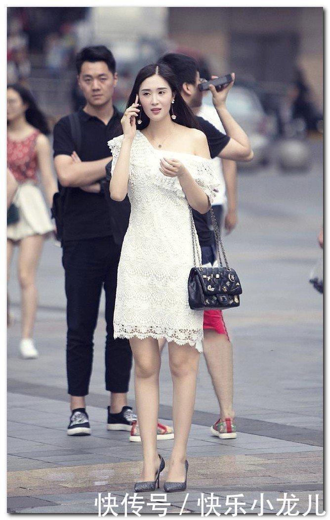 热裤|美女街拍灰色的紧身衣搭配超短热裤,让人眼前一亮