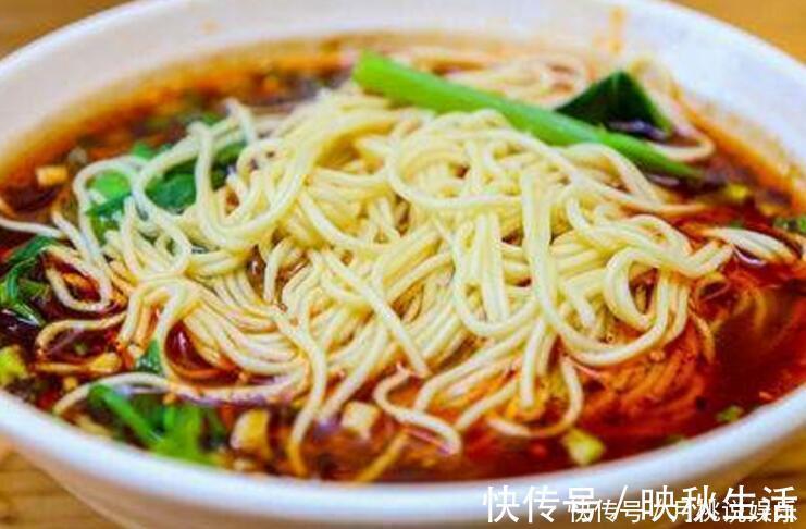 开面馆的哥哥“说漏嘴”,面条要这么煮才香,很多人就差这一步!