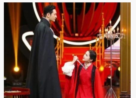 黃曉明將關(guān)曉彤摟入懷中,誰(shuí)注意到她的手放哪素質(zhì)是裝不出來(lái)的