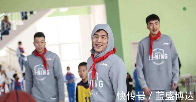 杨鸣|CBA官宣追加罚单,杨鸣谎言疑被戳破,球迷痛批李洪庆信错人!