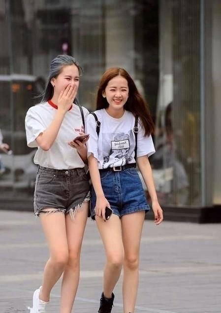 黑色|街拍微胖美女黑色紧身裤,展现了温婉迷人的气质