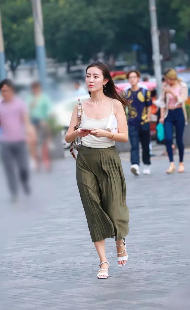 女人味|身材高挑的小姐姐，时尚大气，长发飘逸很有女人味