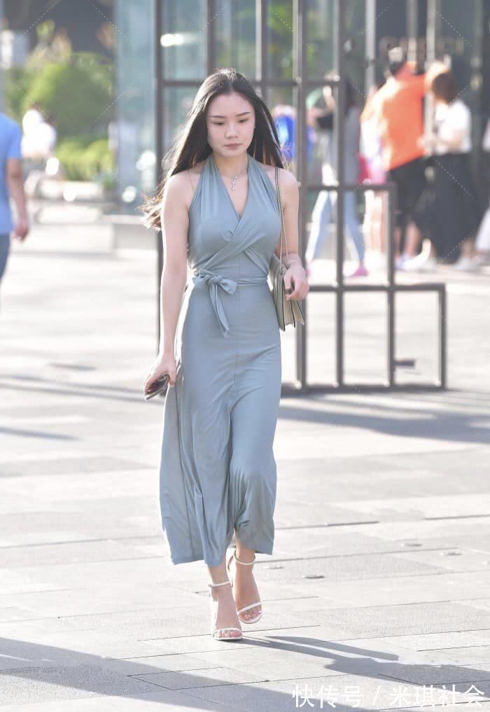 高跟鞋 洋气又时尚的裹身裙穿搭，在腰间“打个结”，显腿长还有修身的效果