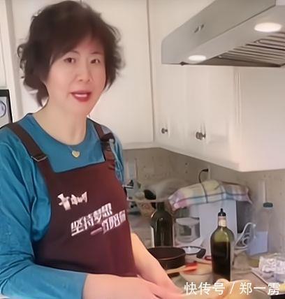 郎平|郎平美国生活惬意!吃洋餐+烫卷发+住豪宅,与女儿留在美国过年