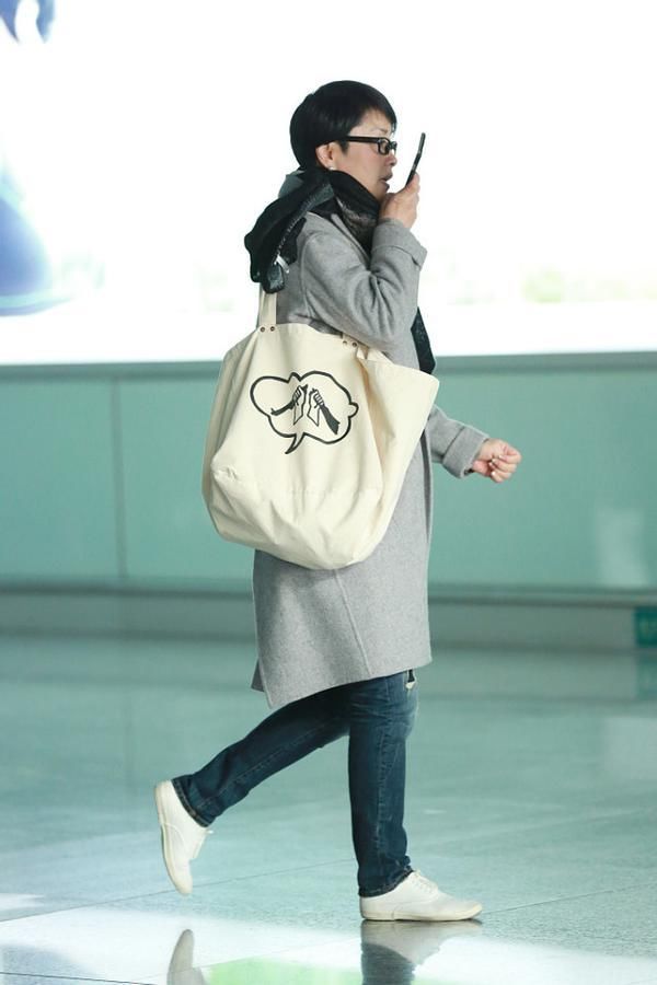 奔六的毛阿敏也老了，防风羽绒服配鲨鱼裤，不见歌坛大姐大风范