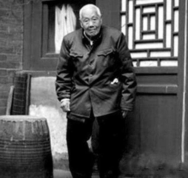 晚上|清末太监的辛酸讲述:晚上伺候妃子时,鞋底要放一个苍耳