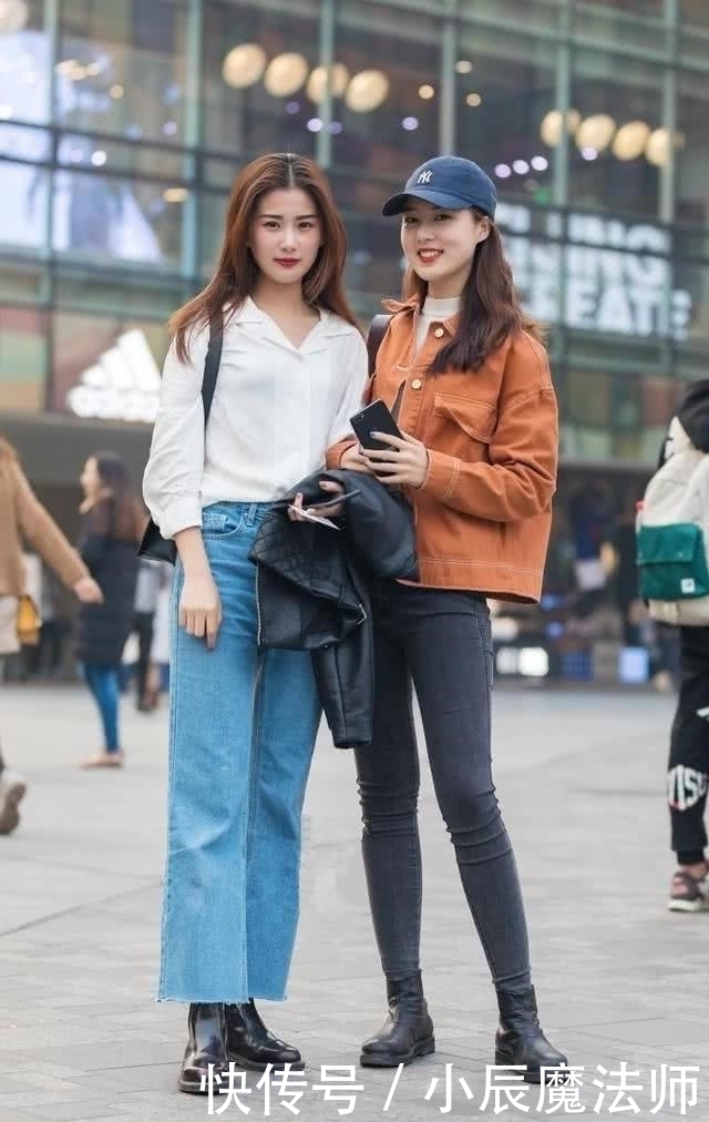 牛仔|路人街拍,清爽的牛仔热裤搭配橘色休闲衫,展现迷人身材