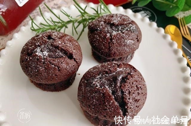 最近很火的网红爆浆蛋糕,看着很好看,做也简单,新手也能零失败