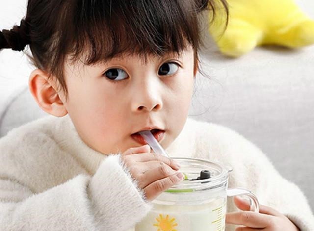 奶粉|两岁宝宝发育关键期,父母手头再紧,这四样东西别给孩子提前戒掉