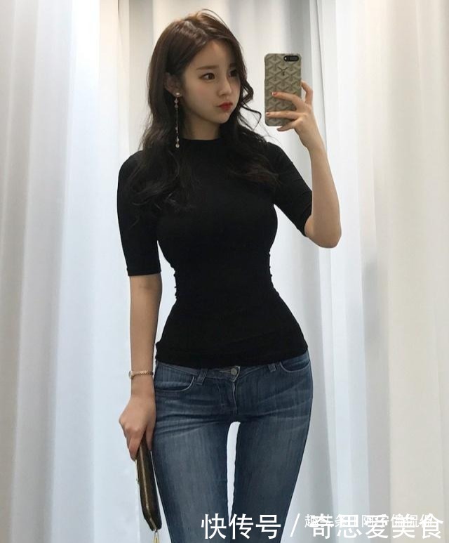 贴身设计的牛仔裤展现流行街头风,激发青春活力