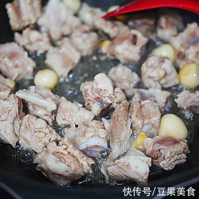 勾魂川味耙糯糯胡萝卜烧排骨