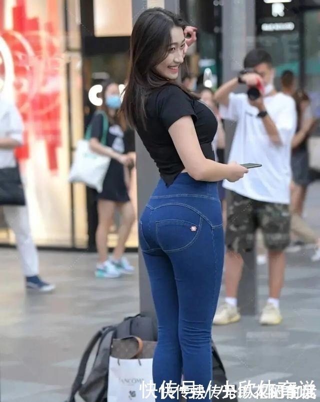 性感 长腿姑娘适合穿瑜伽裤,拉长身材比例,风靡街头